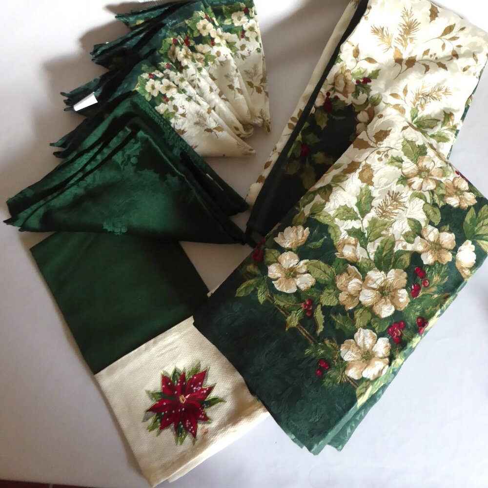 NEW BED BATH & BEYOND JOYOUS HOLIDAY FLORAL TABLECLOTHS NAPKINS TOWEL LOT